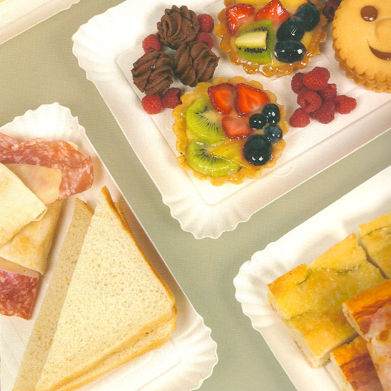 Vassoi di cartone bianchi rettangolari pieni di cibo 