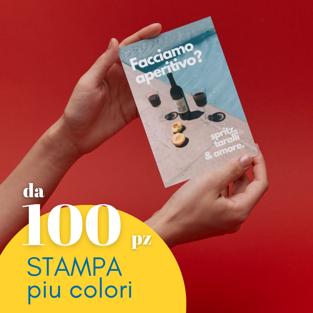 Volantino flyer personalizzato, tenuto da una mano su sfondo rosso. Scritta in primo piano da 100 pz stampa piu colori