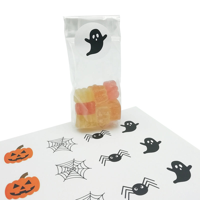 Etichette con tema halloween, una mostrata su una busta di gommose 