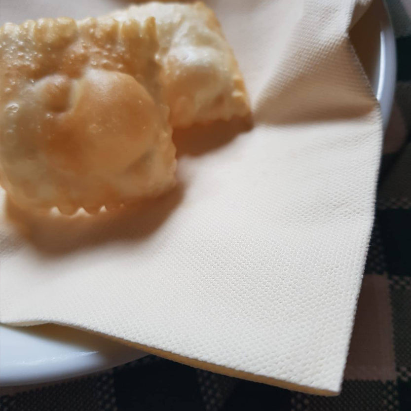 Dettaglio di tovagliolo di carta con sopra del fritto