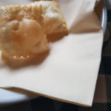 Dettaglio di tovagliolo di carta con sopra del fritto