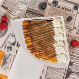 Crepes in un porta crepes bianco su carta alimentare con grafica retrò