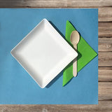 Apparecchiatura con tovaglietta di carta azzurra, tovagliolo di carta verde, piatto quadrato monouso e cucchiai in legno 