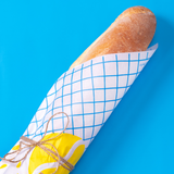 Carta alimentare colorata che con uno spago avvolge del pane
