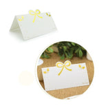 Biglietto bianco con fiocco oro segnaposto
