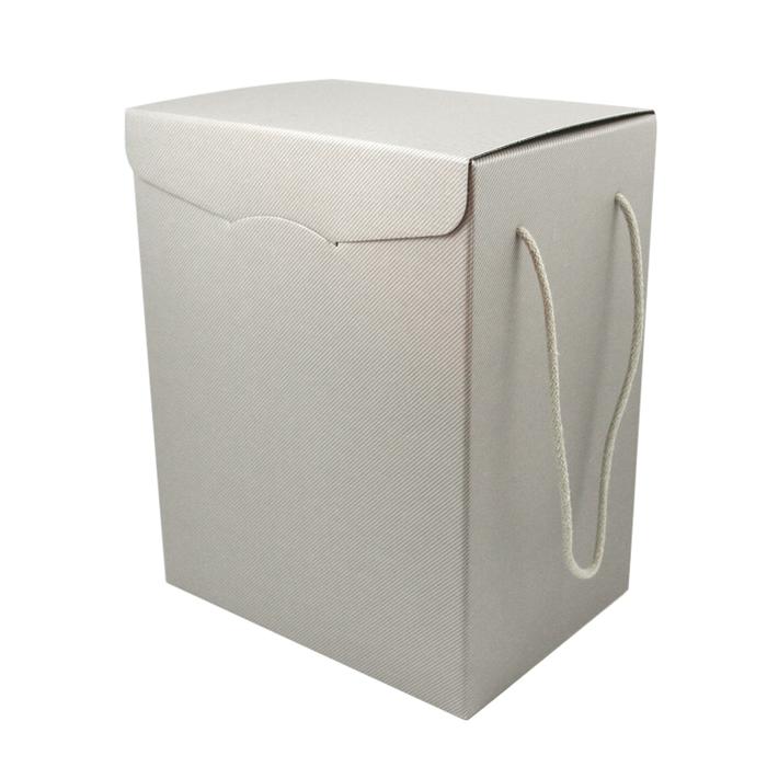 Scatola porta panettone e vino bianca, chiusa, di cartone e manici in corda 