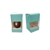 Scatola per uovo di Pasqua di cartone azzurro con finestra e manico in cordoncino, una vuota ed una piena 