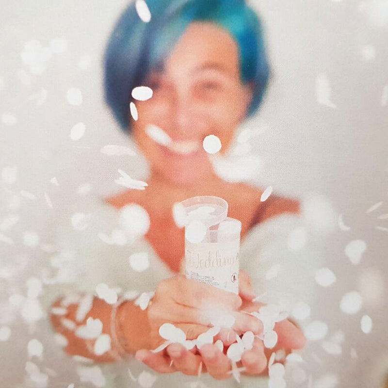Ragazza che utilizza uno spara coriandoli bianco 