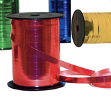 Rotolo di nastro rosso per pacchi di fronte a rotoli di altri nastri colorati