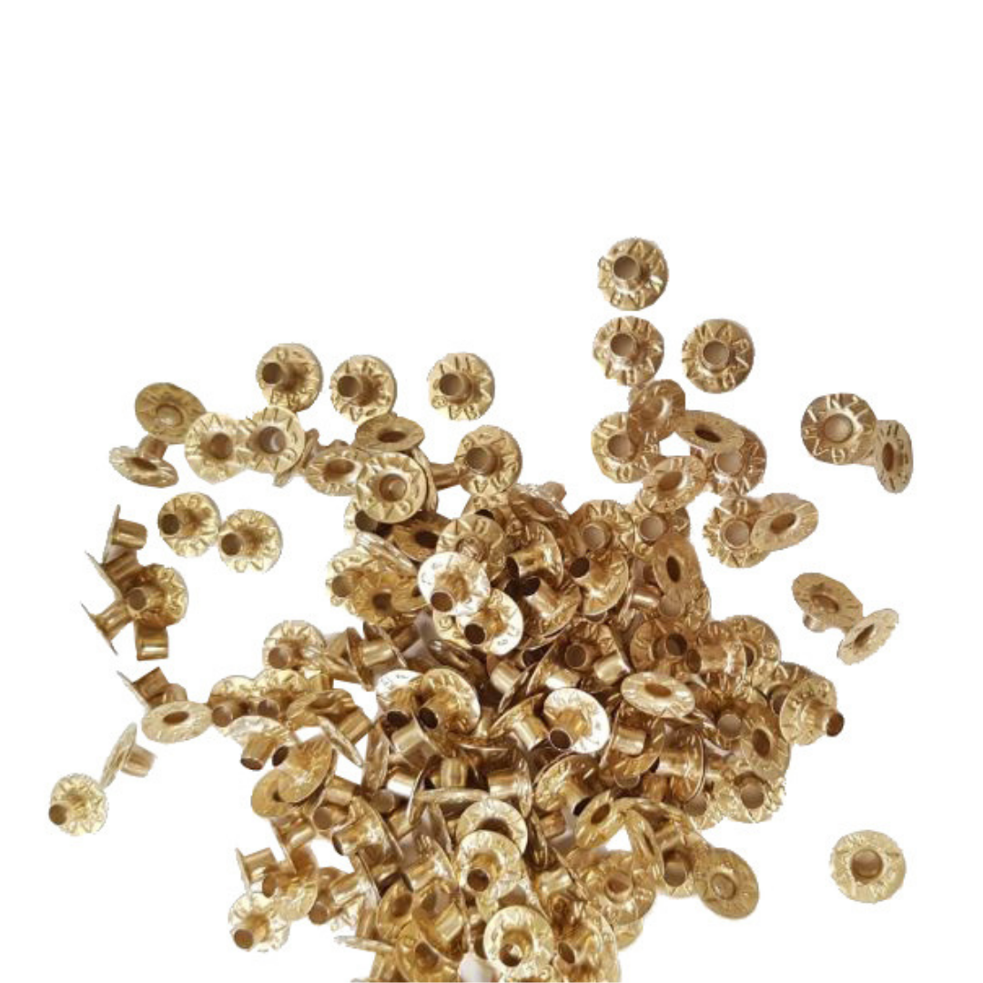 Occhielli dorati per pinzatrice sparsi