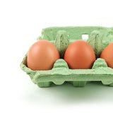 Dettaglio porta uova verde con tre uova