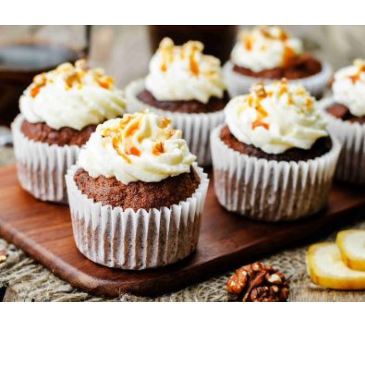 Muffin, su una tavola, nei loro pirottini di carta bianca