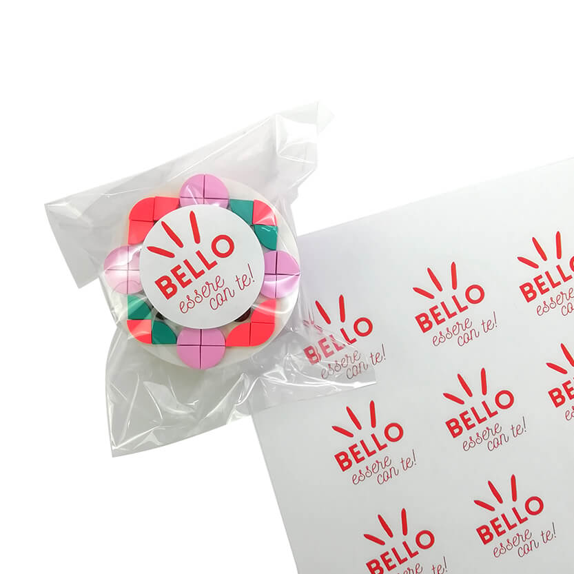 Adesivo tondo bianco BELLO essere con te , su una cnfoezione e nel suo foglio