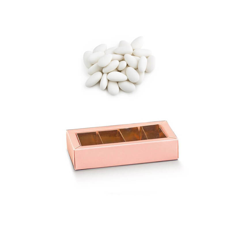 Bomboniera rosa rettangolare con finestra e divisori e alcuni confetti 