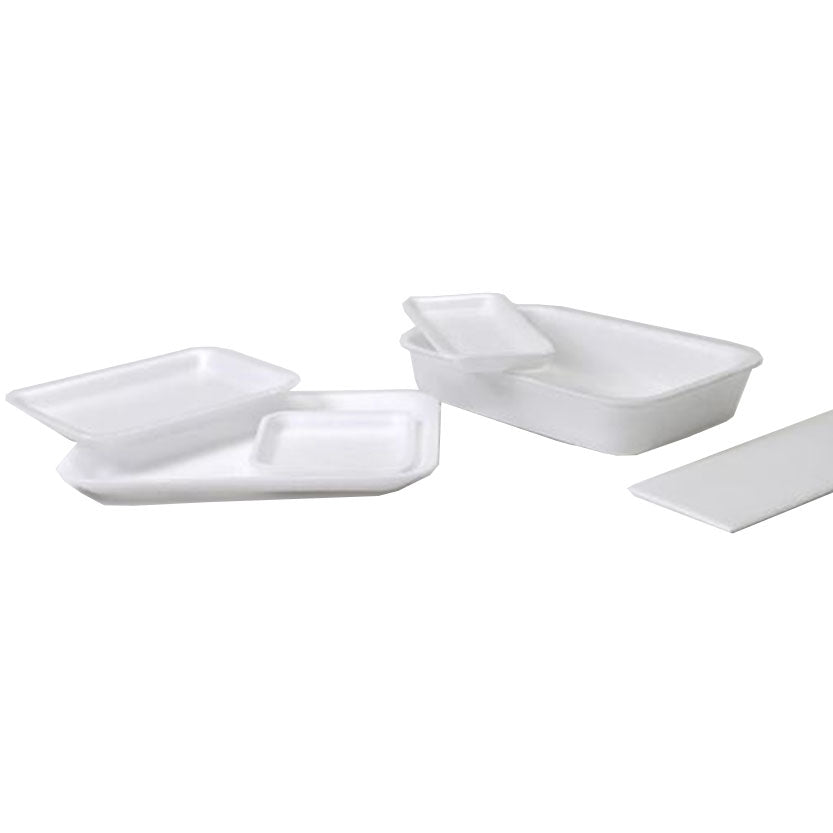 Diversi vassoi bianchi  di polistirolo, diverse forme e misure
