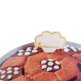 Cartellino per il prezzo bianco a forma di nuvola e contorni oro su una torta 