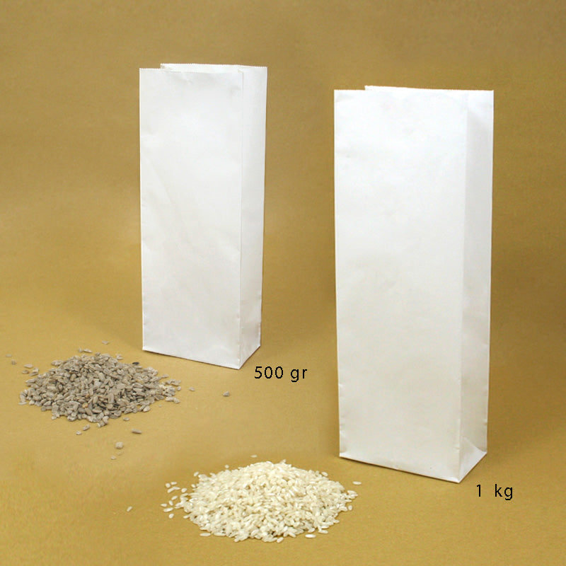 Buste di carta per farina bianche due formati diversi (500 gr e 1 kg) e riso e semi vicino