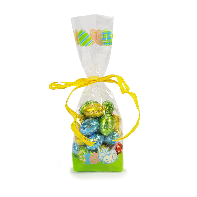 Sacchettino di plastica trasparente con fantasia primaverile pieno di ovetti di cioccolato chiuso da nastro giallo