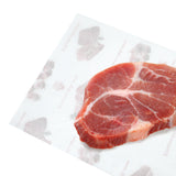 Pezzo di carne su carta da macelleria