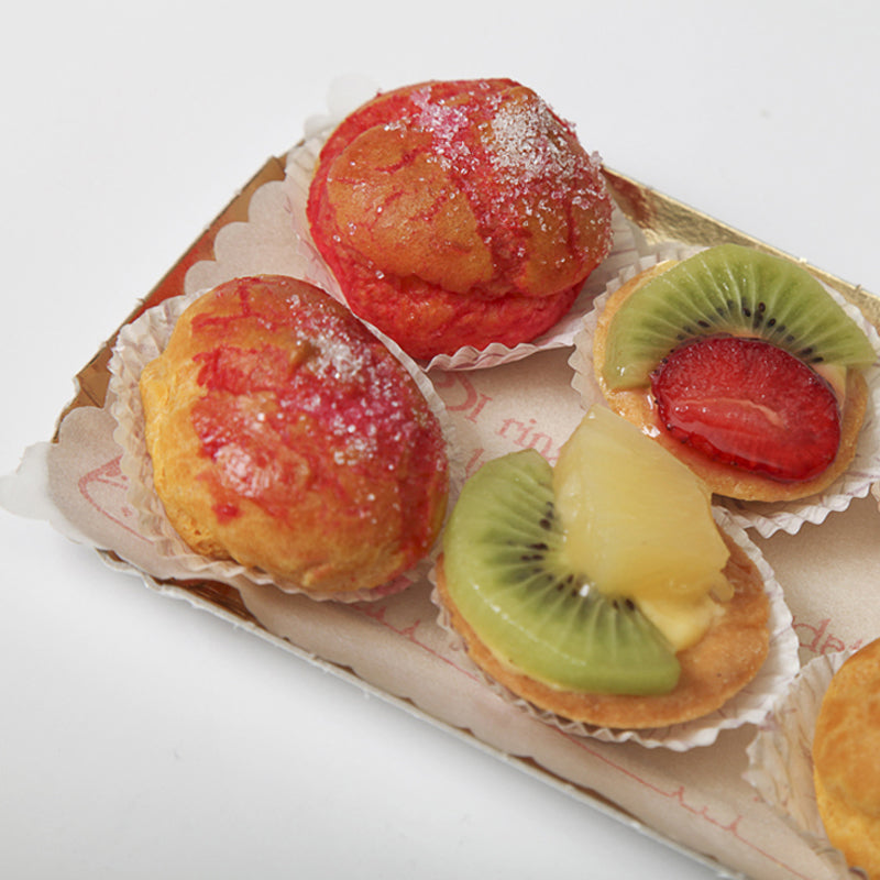 Vassoio dorato con sopra delle paste 