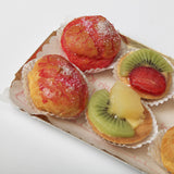 Vassoio dorato con sopra delle paste 