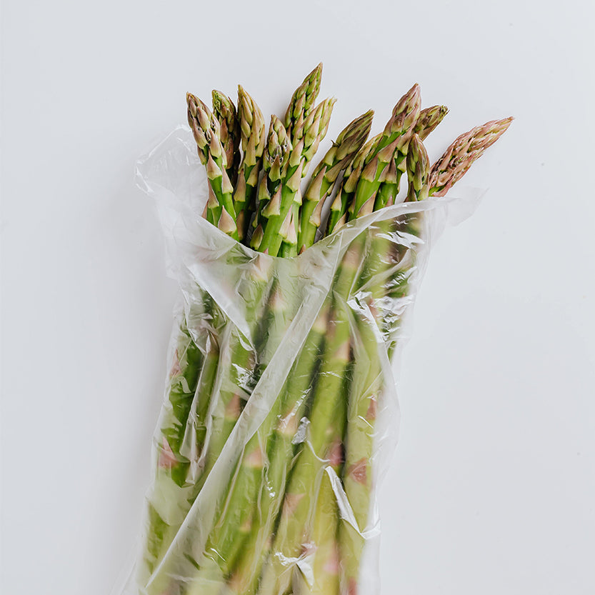Busta di plastica con dentro asparagi