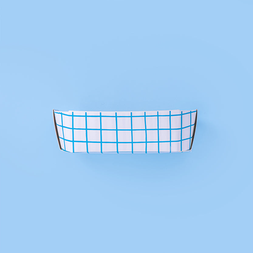 Lato di vaschetta di cartone con reticolo blu