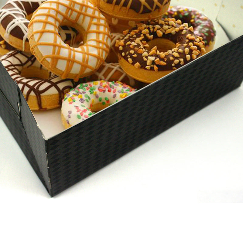 Dettaglio di scatola nera di cartone porta pasta con dentro donuts 
