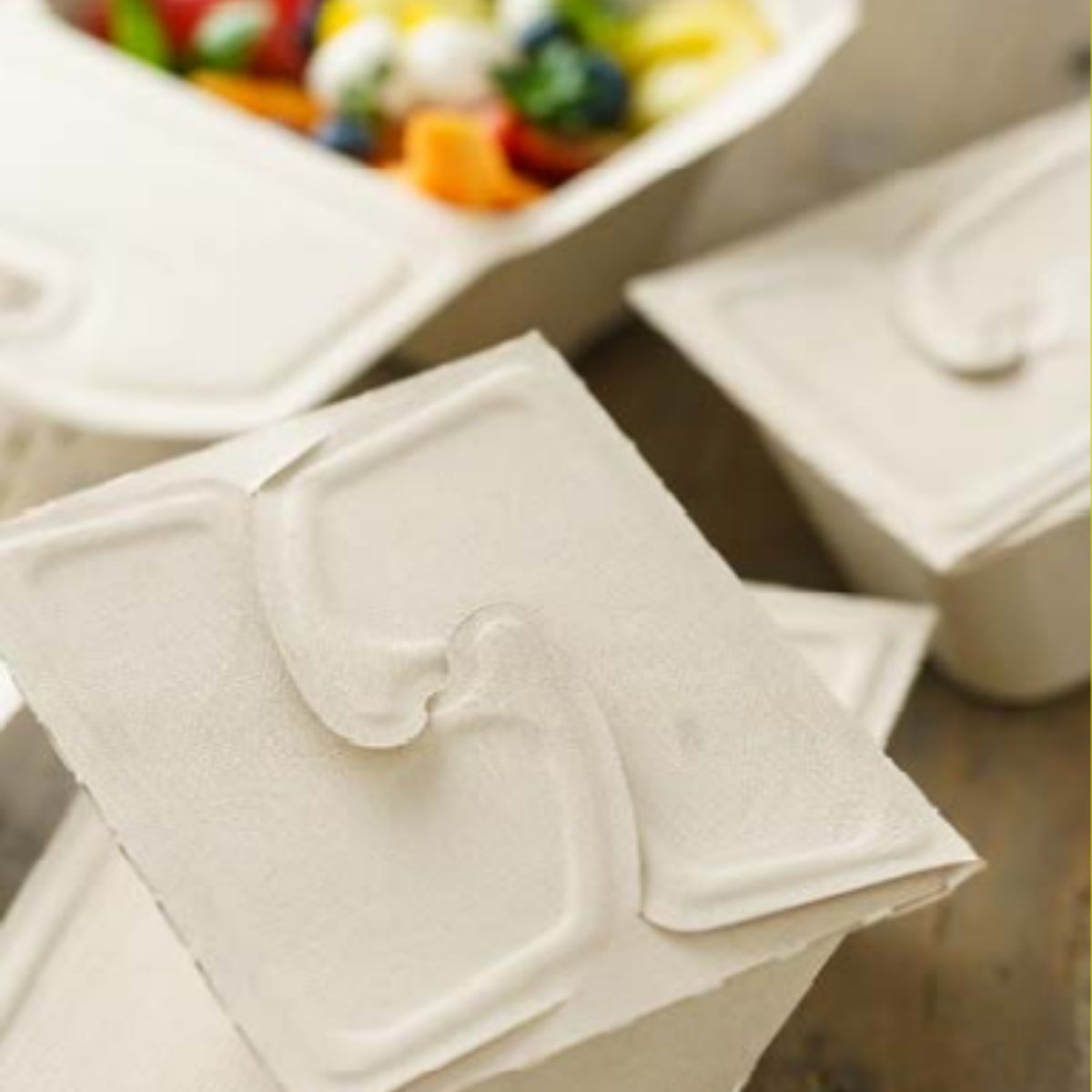 dettaglio di chiusura di scatole da sporto su una tavola