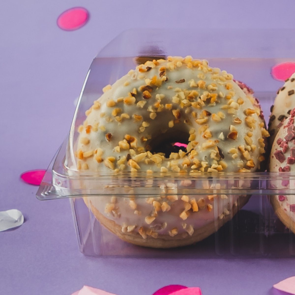 Dettaglio di una donut dentro confezione di plastica con coperchio 