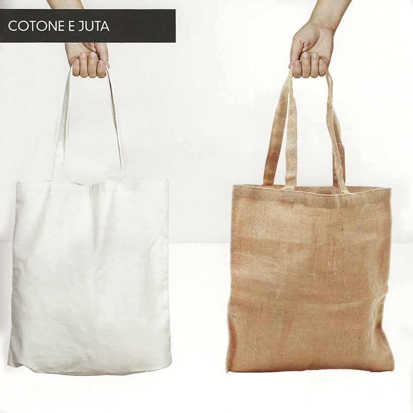 Shopper di cotone e una di juta rette da due mani