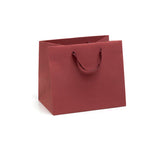 Shopper di carta con manico in nastro color rosso bordeaux