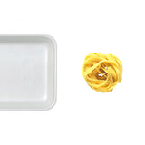 Vassoio bianco in polistirolo con vicino matassina di tagliatelle