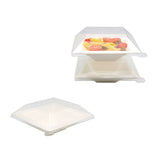 Piatto in ola di cellulosa, bianco, quadrato con coperchio trasparente vuoto e mostrato impilato in cui quello sopra ha della pasta 