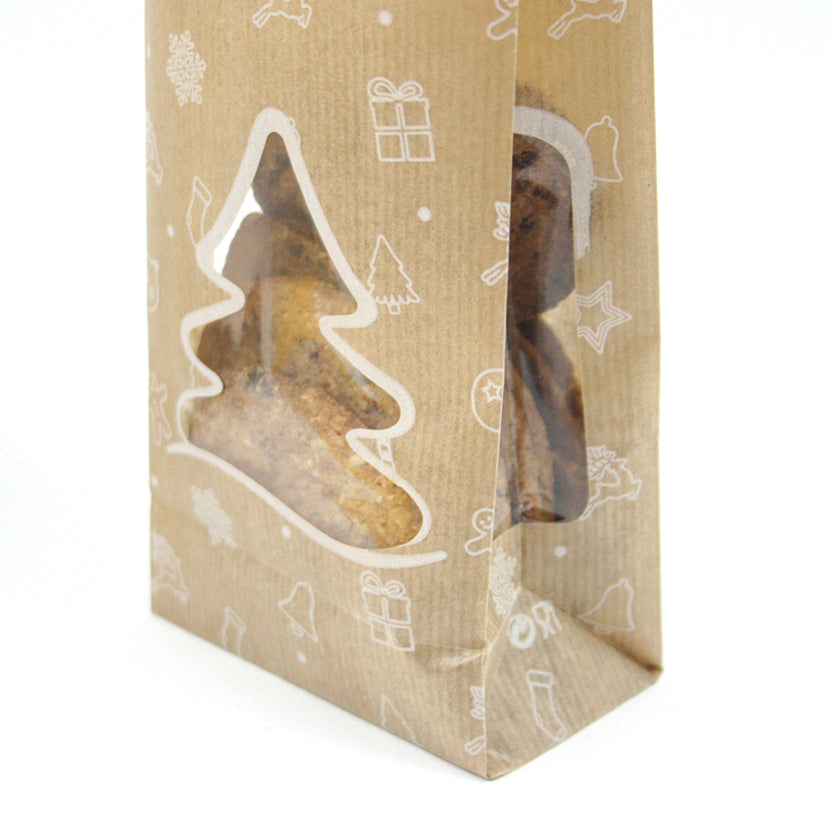 Sacchettini di carta con finestra e base quadra, color avana con elementi natalizi bianchi e finestra albero di natale pieni di biscotti