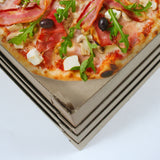 Dettaglio di scatola per pizza con pizza dentro 