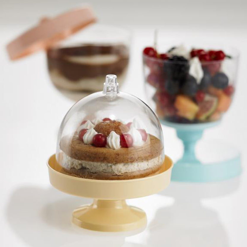 Alzatina monodose su tavola, con dolce dentro