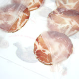 Carta per macelleria con sopra fette di lonza 
