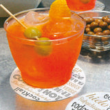 Bicchiere con spritz se sottobicchiere di carta con fantasia parole 