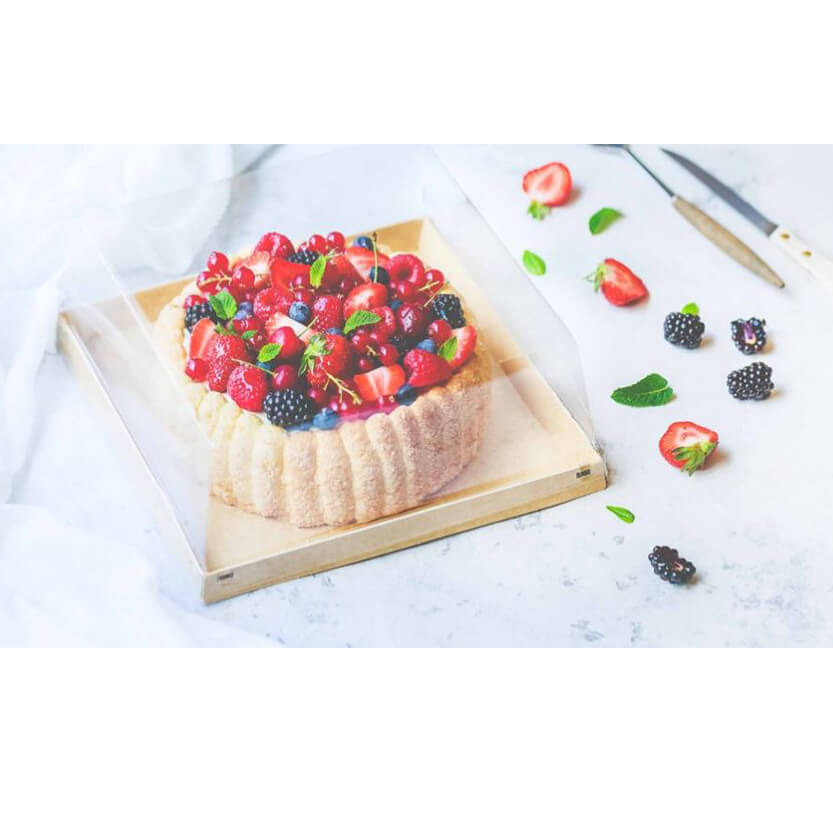 Torta ai frutti rossi dentro confezione quadrata base rigida e coperchio di plastica 