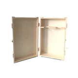 Cassetta di legno aperta e vuota per due bottiglie di vino 