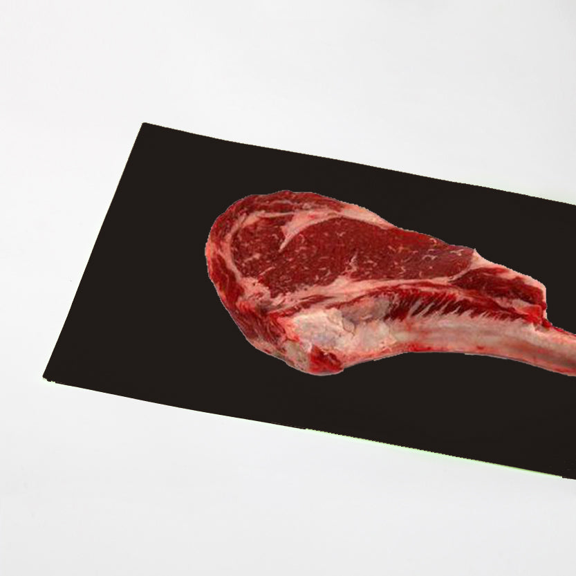 Bistecca cruda su carta nera 