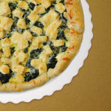 Dettaglio di torta salata sopra piatto tondo porta torte 