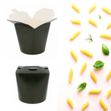 Contenitore per cibo d'asporto, nero, mostarto chiuso ed aperto vicino a delal pasta 