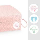 Dettaglio di scatola rosa pasquale con etichetta personalizzata e tre esempi di etichette tonde personalizzate 