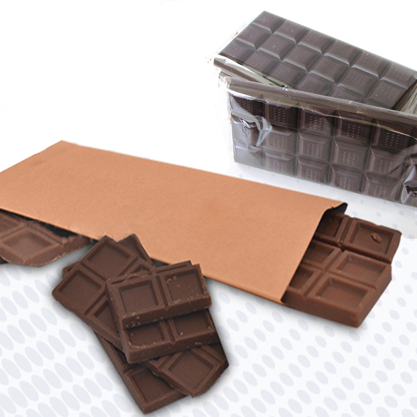 Busta di carta alimentare marrone piena di cioccolato in stecca tra scacchi di cioccolato