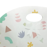 Dettaglio busta in tessuto tnt bianca con grafiche e simboli colorati 