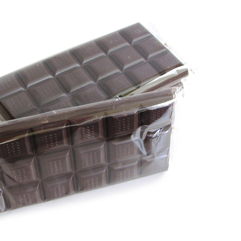 Due stecche di cioccolato imbustate in plastica