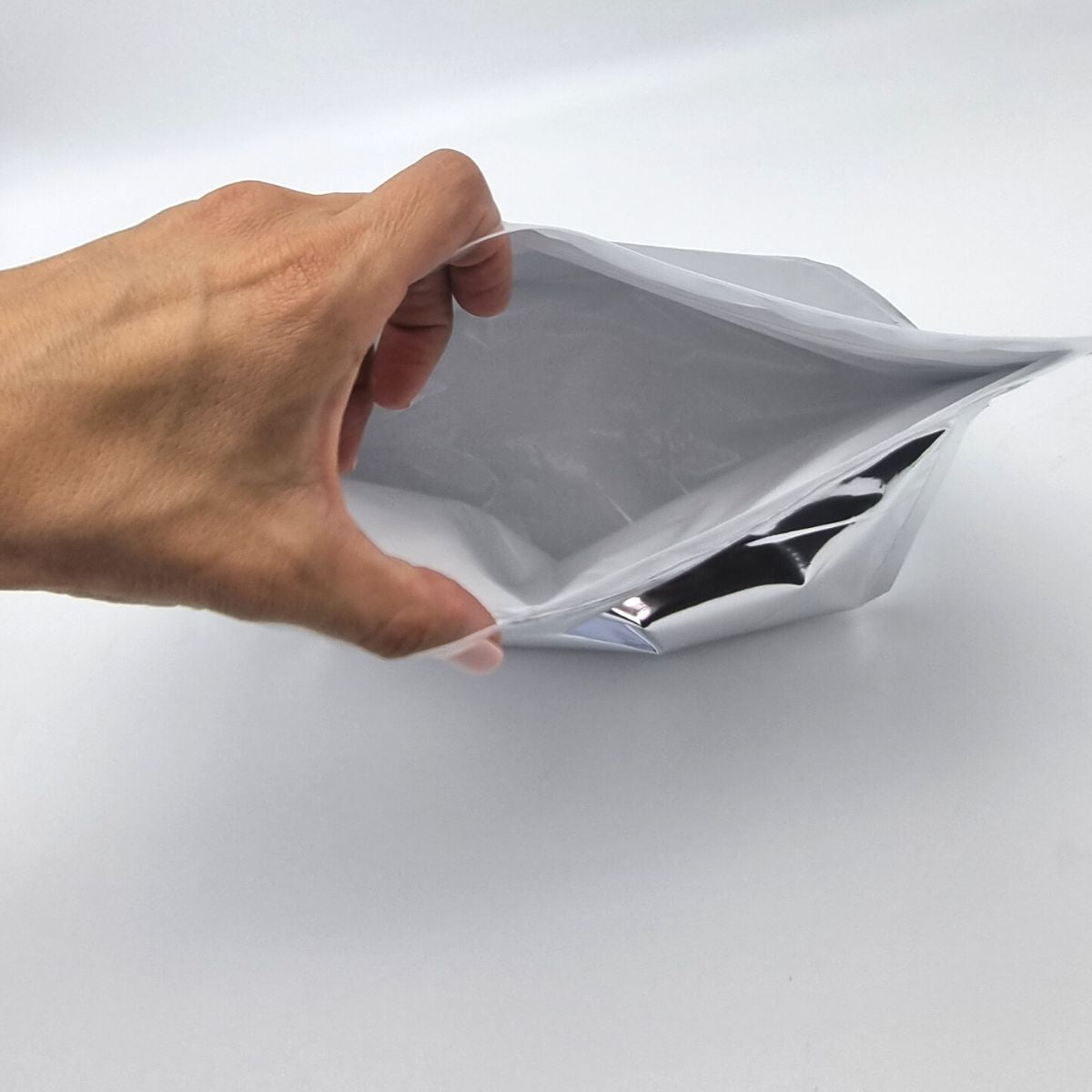 Mano che apre busta termica, vista dall'alto