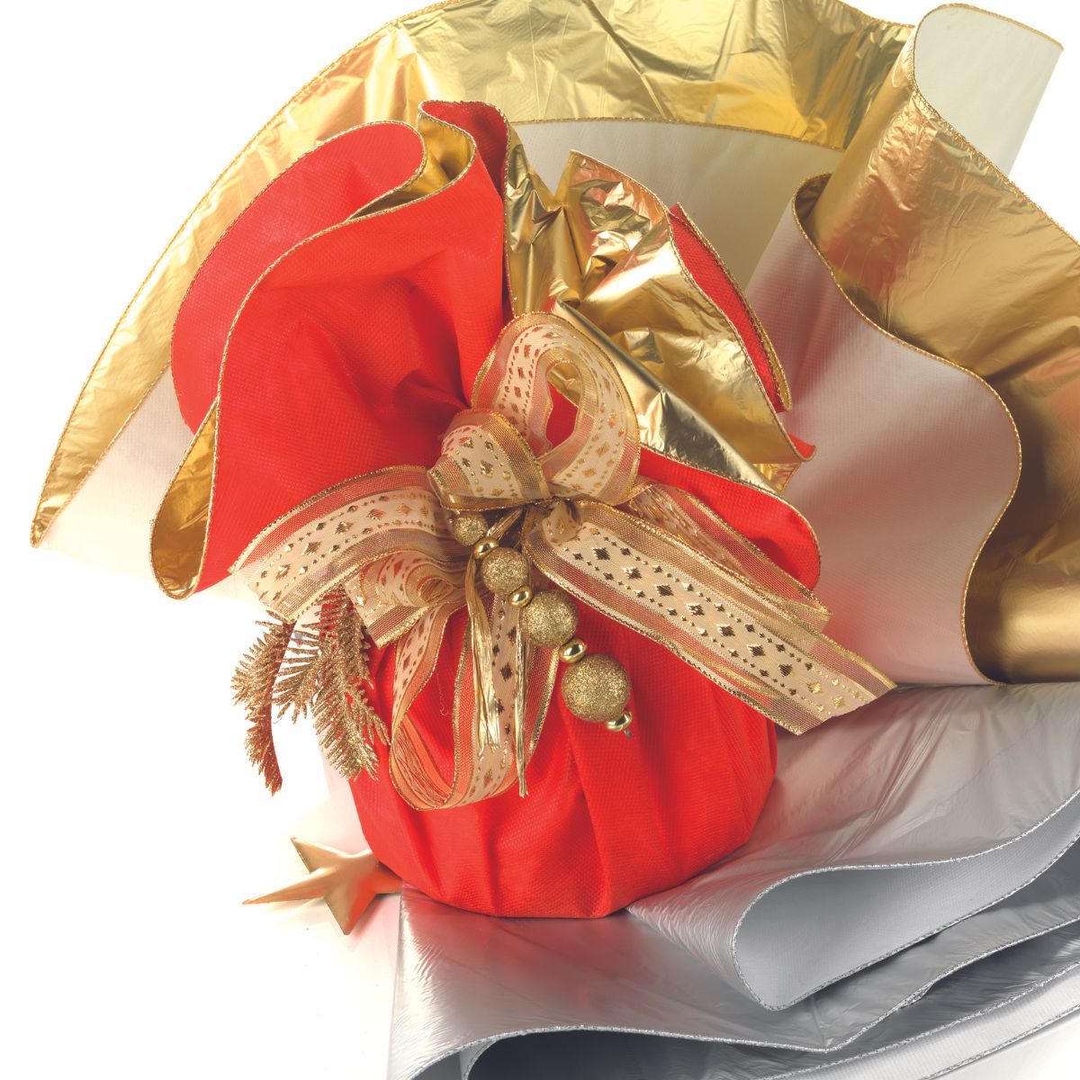 Pacco fatto con carta busta panettone, rossa con nastro dorato 